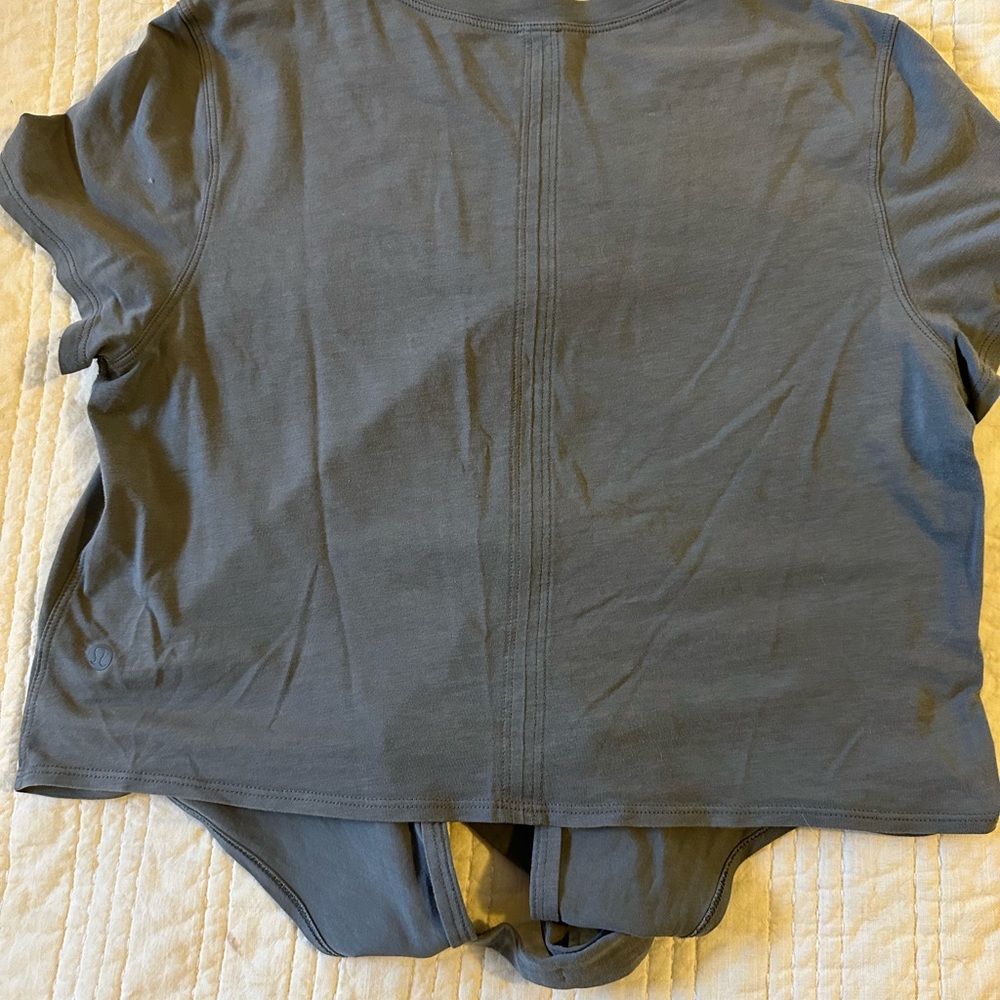 Lululemon Gray Short Sleeve Split Back tie shirt sleeve t-shirt  size Medium